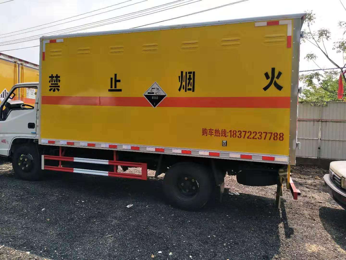 河北王总订购两台危险品车（一台江铃危险品车和一台解放危险品车）发车