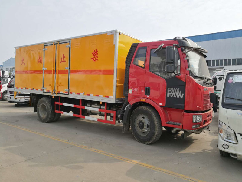 解放6米2(9.9吨)爆破器材车