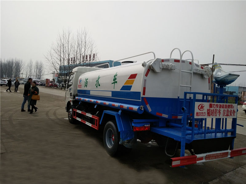 东风多利卡(9.5方)洒水车