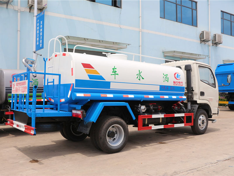 东风多利卡（5方）洒水车