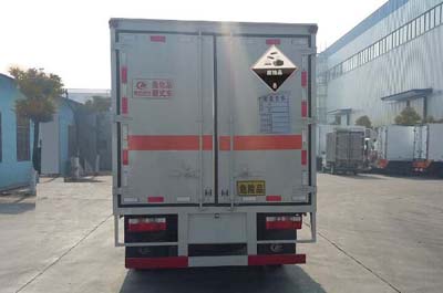 多利卡4.1米（3.4吨）腐蚀品厢式车