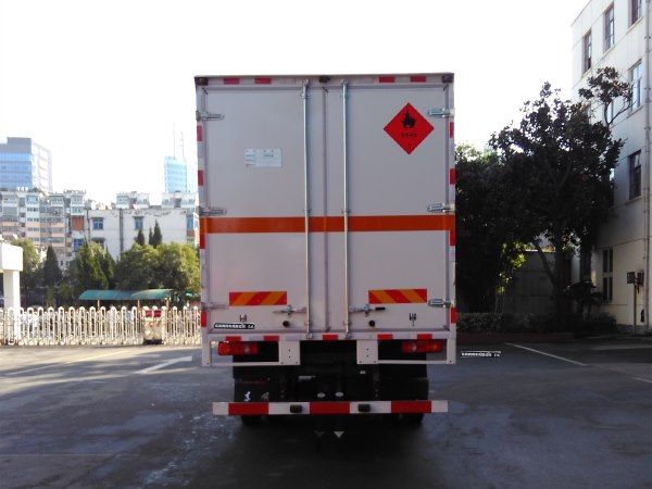 天锦6.6米(9.9吨)液体厢式车