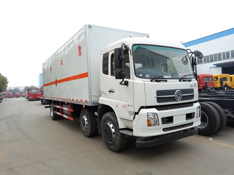 东风天锦8.6米（14.8吨）液体厢式车