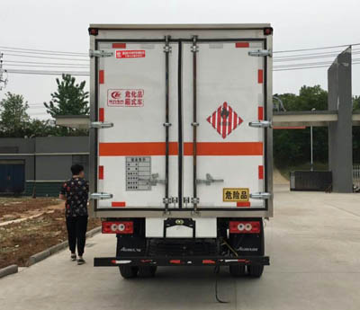 福田5.1米(6.7吨)易燃固体厢式车