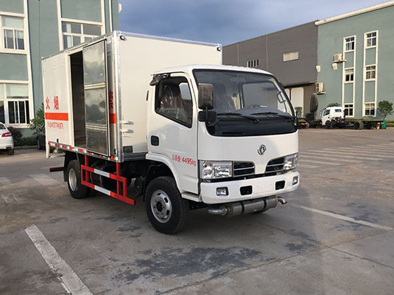 多利卡4.1米(蓝牌)杂项危险品厢式车