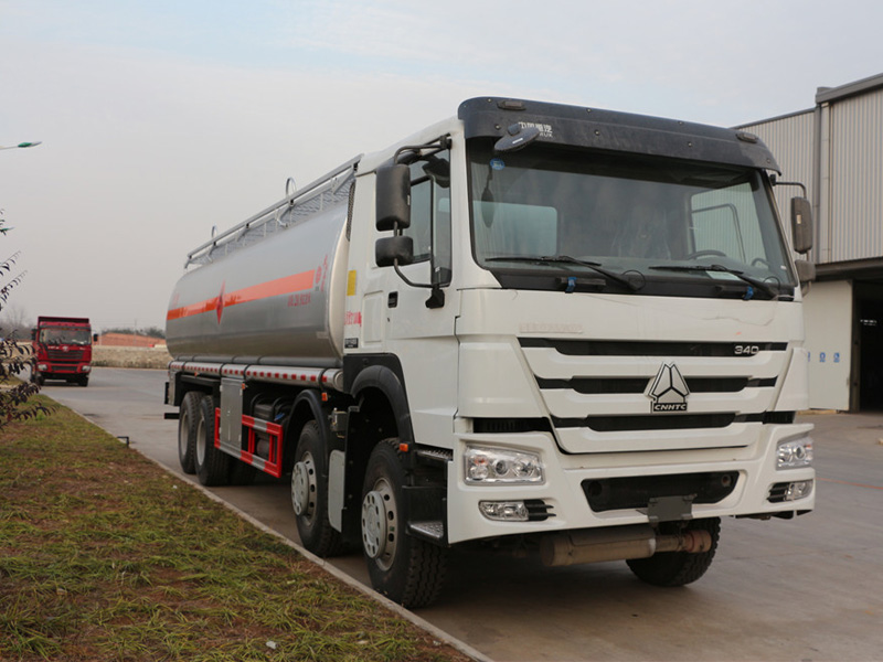 重汽前四后八（30方）运油车