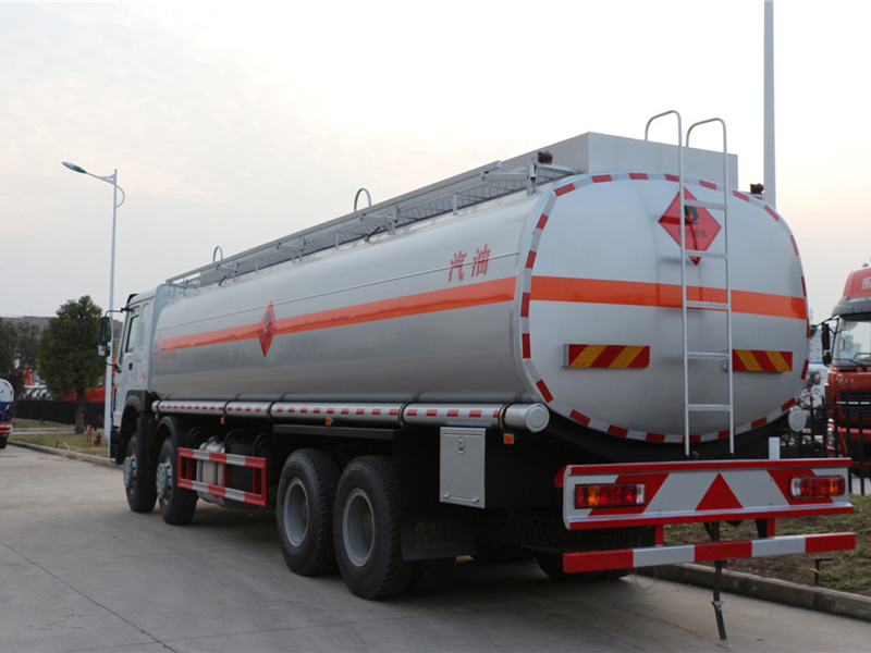 重汽前四后八（30方）运油车
