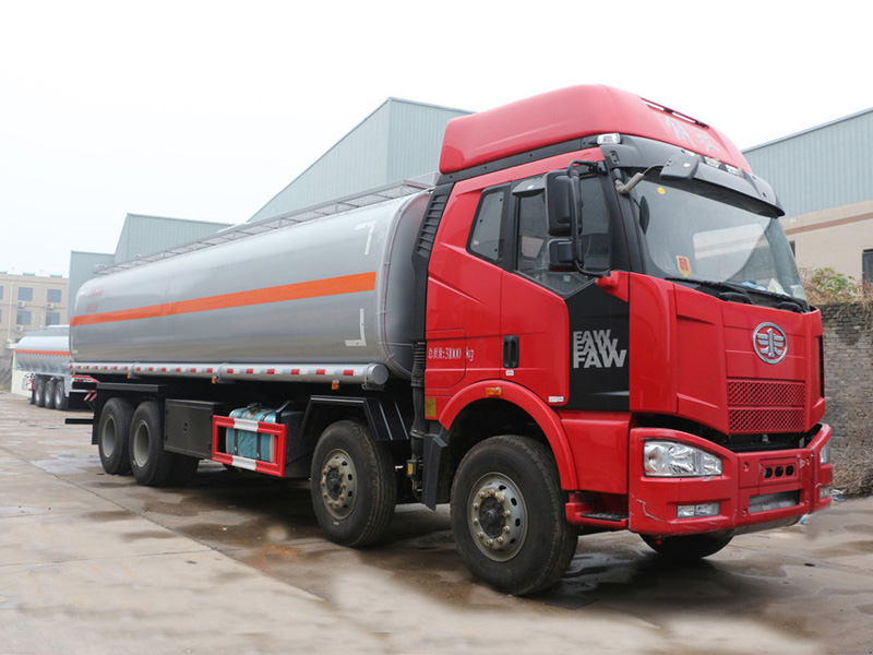 解放前四后八（29方）运油车