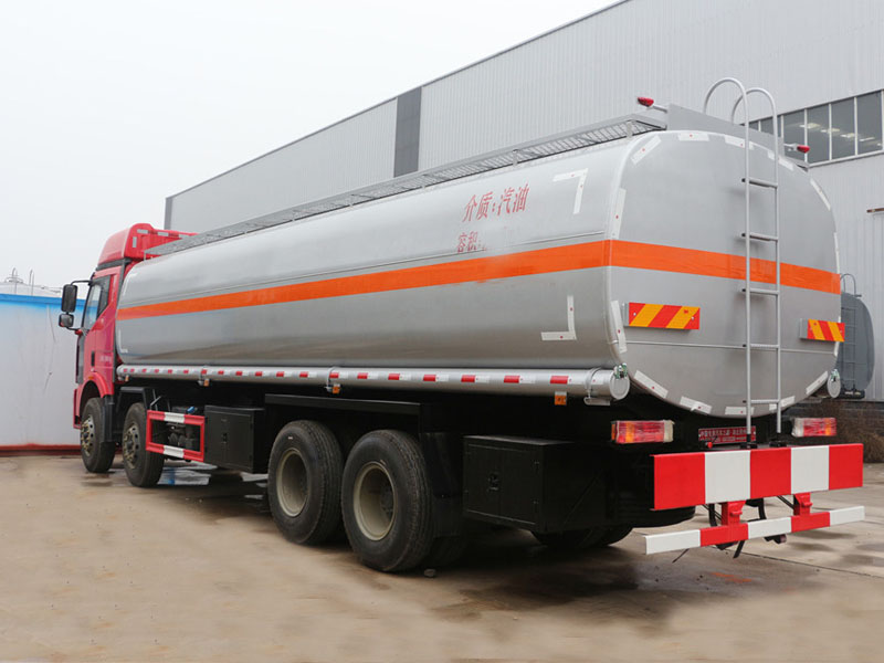 解放前四后八（29方）运油车