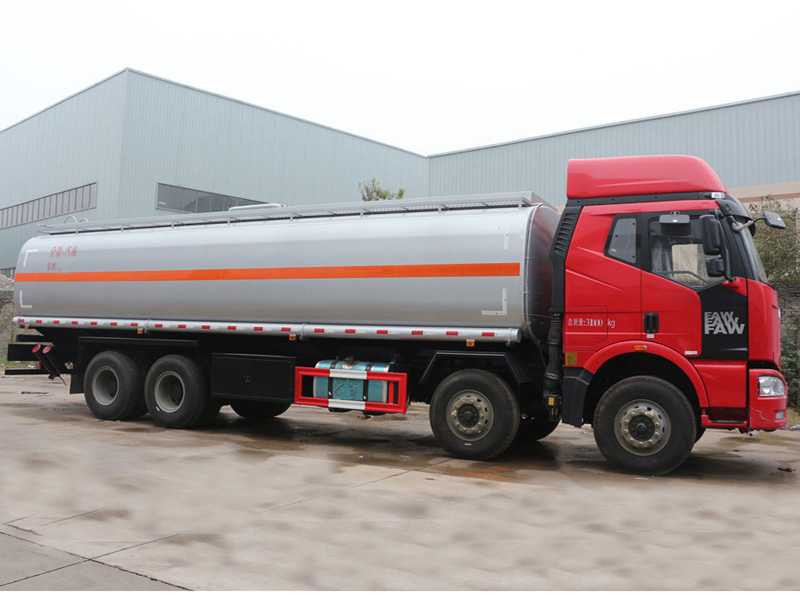 解放前四后八（29方）运油车