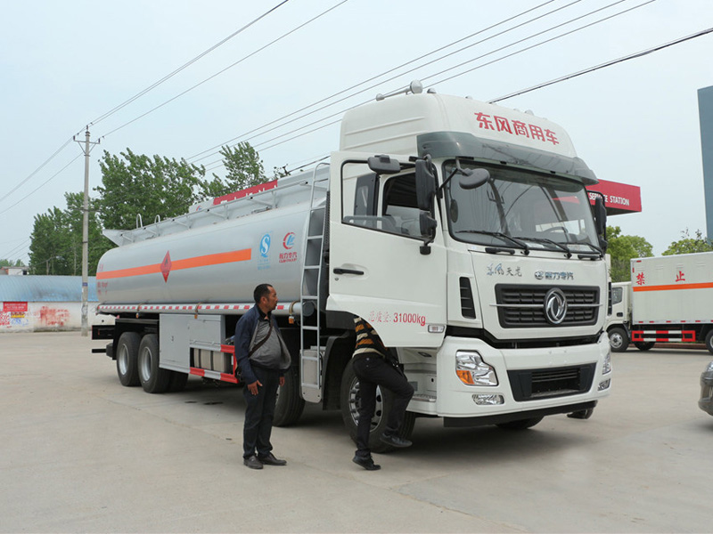 东风天龙前四后八（25方）运油车