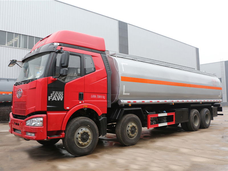 解放前四后八（29方）运油车