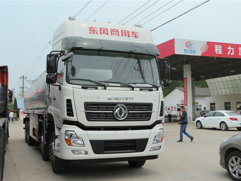 东风天龙前四后八（25方）运油车