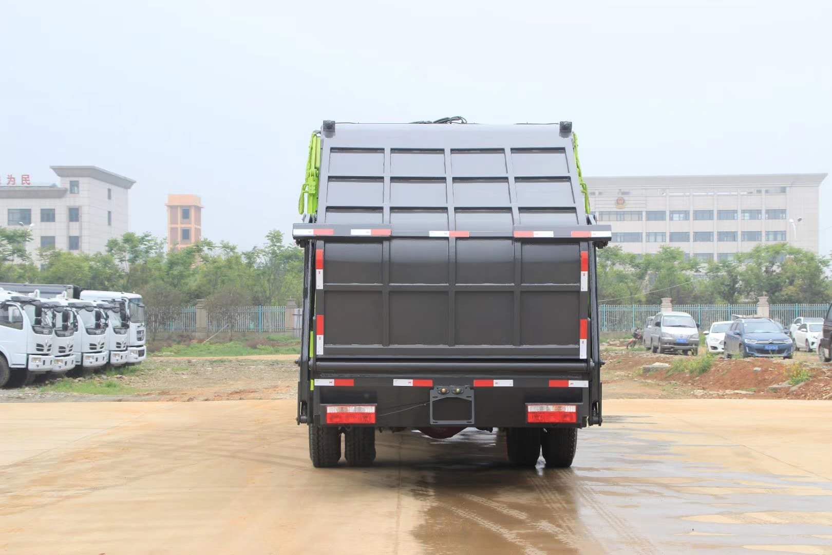 东风D9多利卡12方压缩垃圾车