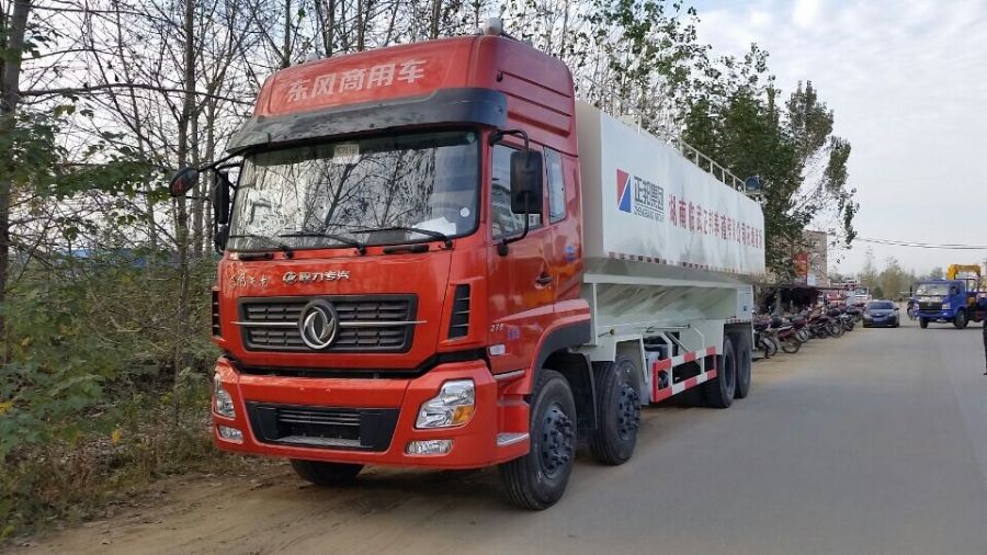 天锦三轴CLW5311ZSLD5型散装饲料运输车