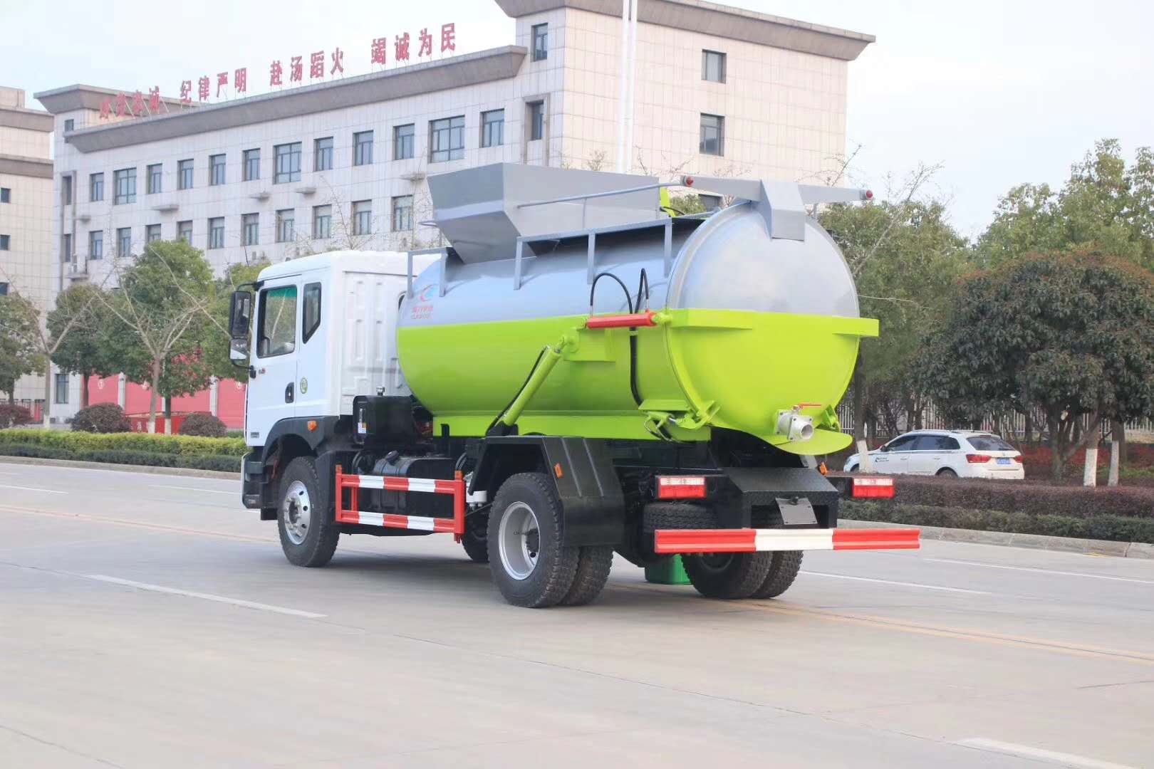 东风9吨罐式餐厨垃圾车