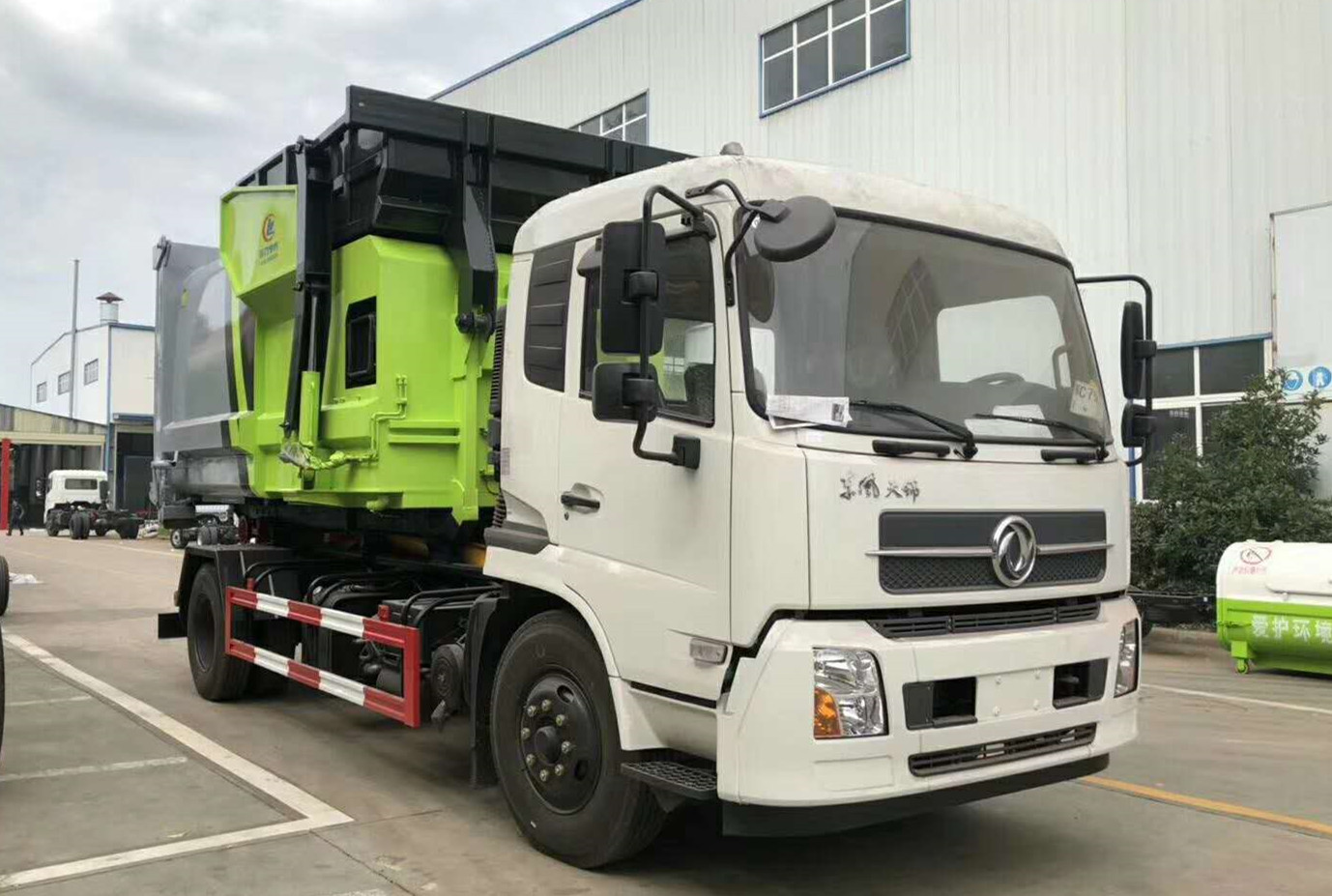 东风天锦勾臂配（10立方）压缩垃圾箱