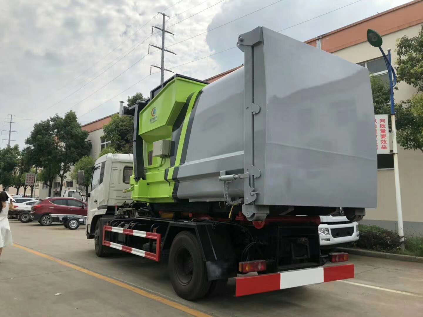 东风天锦勾臂配（10立方）压缩垃圾箱