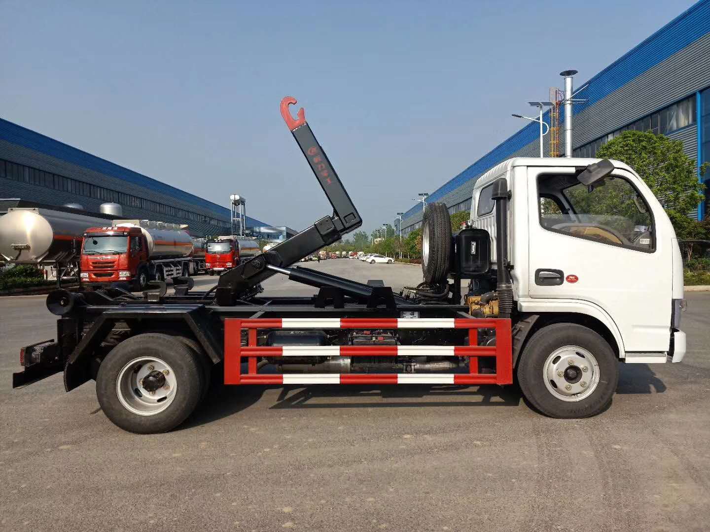 东风多利卡（5立方）勾臂垃圾车