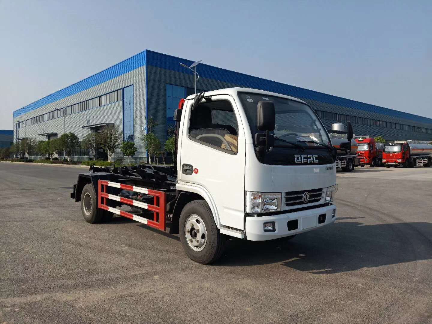 东风多利卡（5立方）勾臂垃圾车