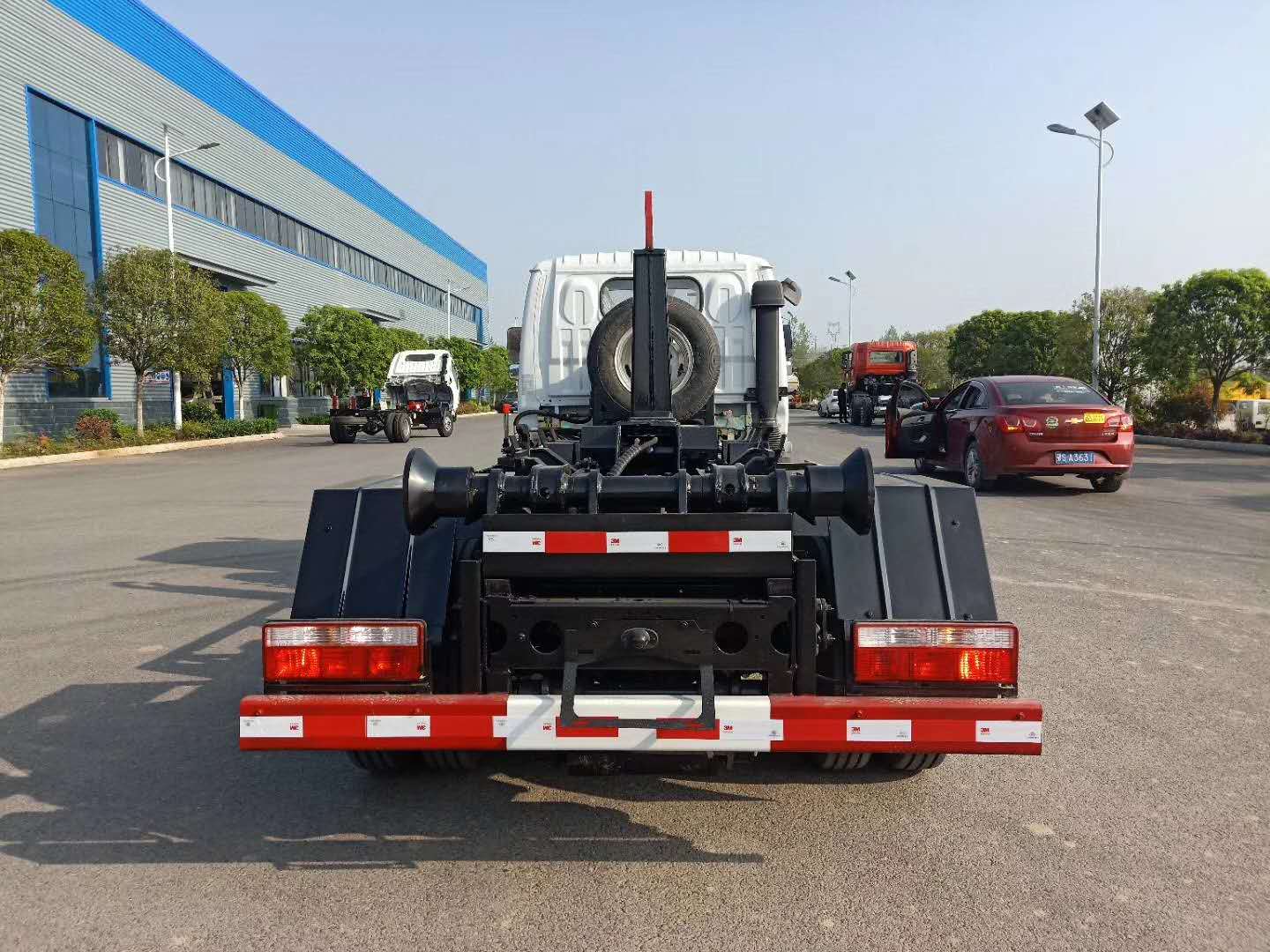 东风多利卡（5立方）勾臂垃圾车