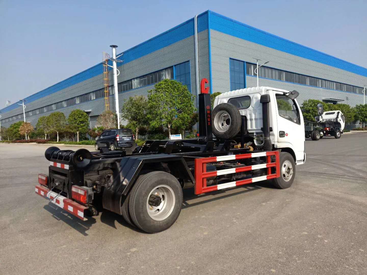 东风多利卡（5立方）勾臂垃圾车