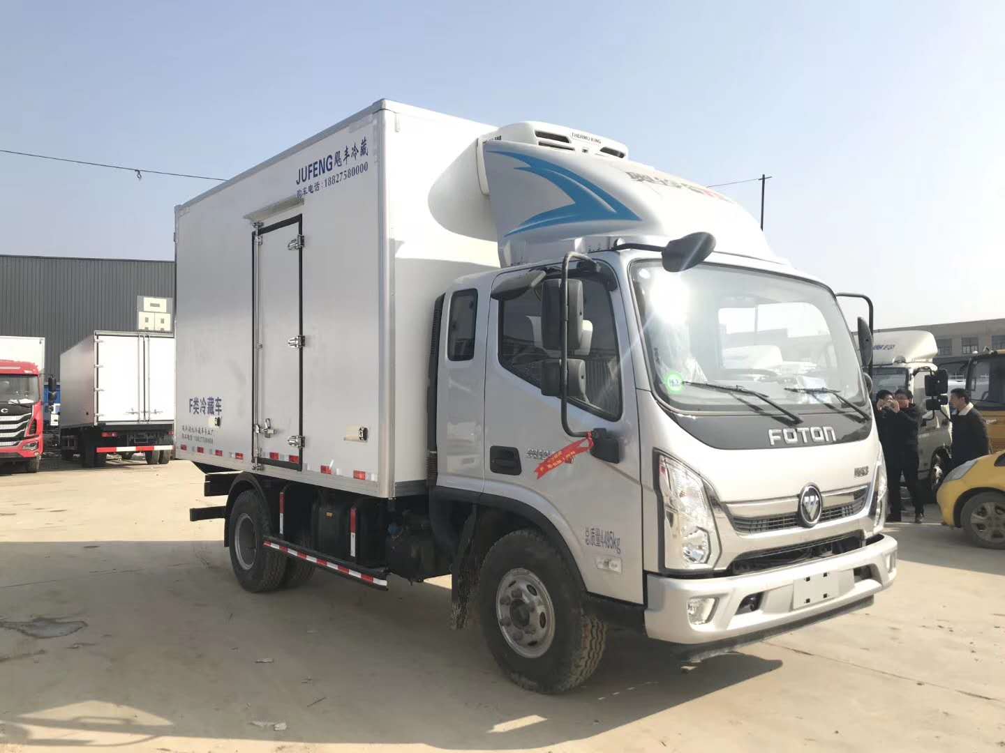 奥铃CTS排半带卧冷藏车