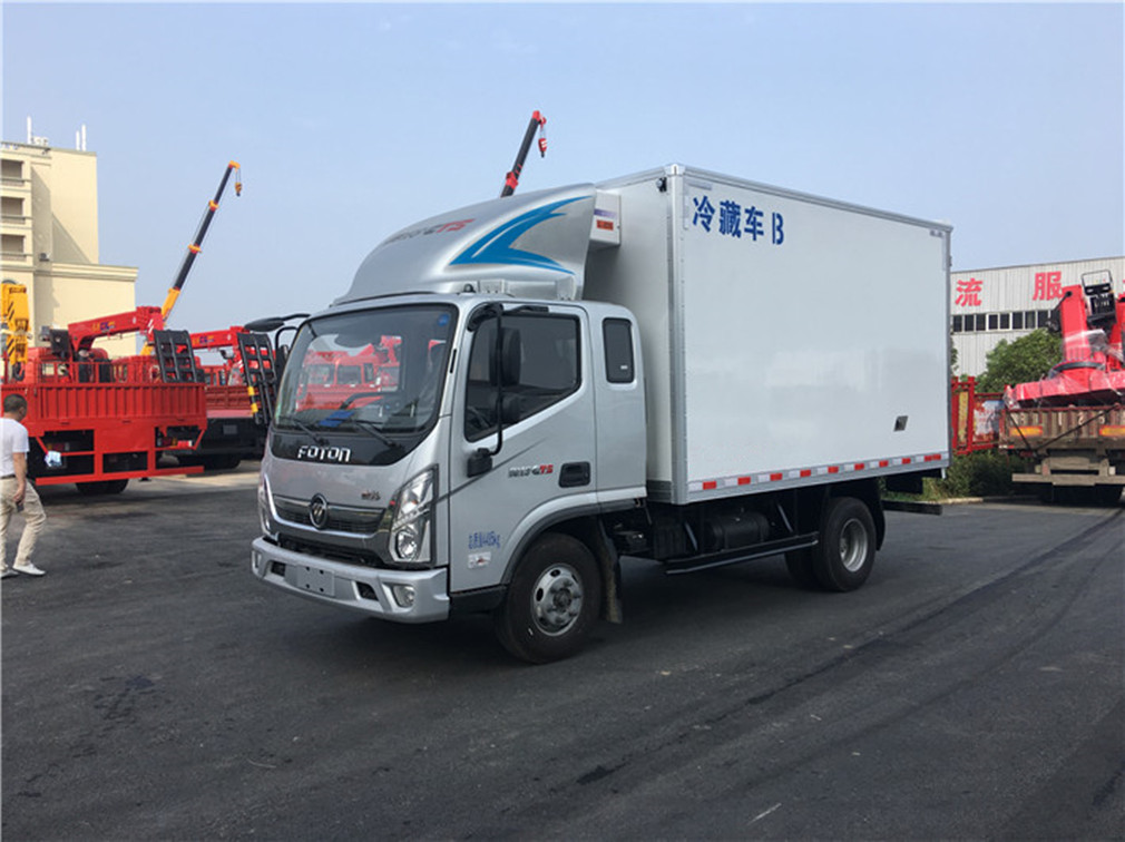 奥铃CTS排半带卧冷藏车