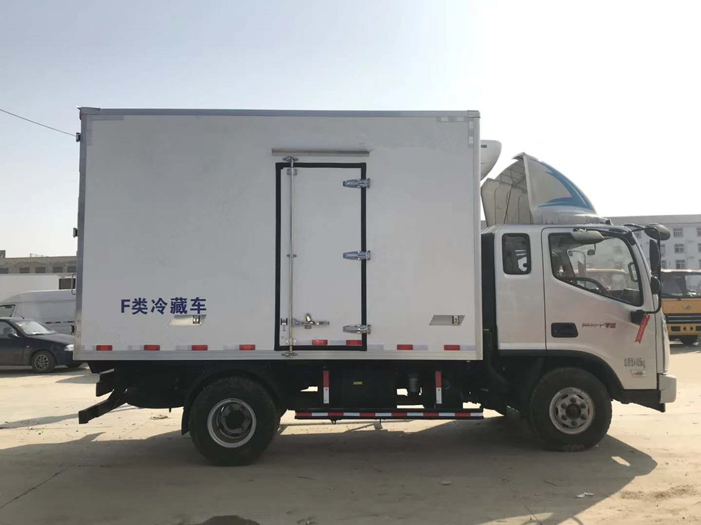 奥铃CTS排半带卧冷藏车