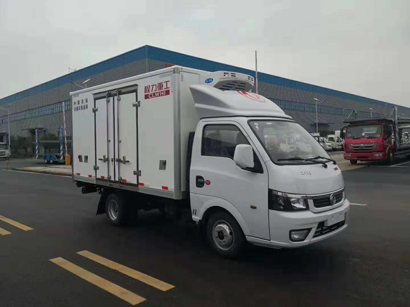 东风途逸3.5米货厢冷藏车