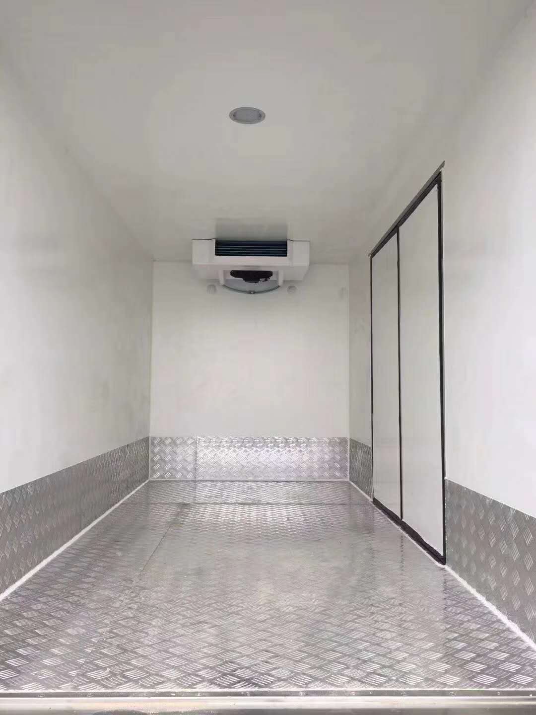 东风途逸3.5米货厢冷藏车