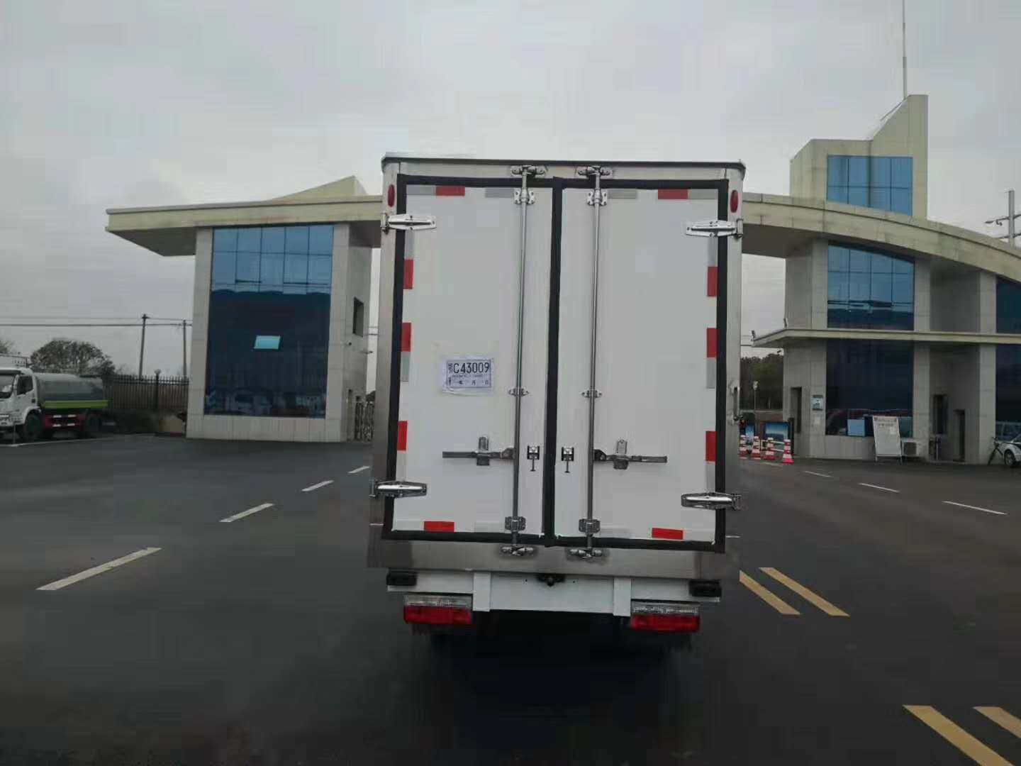 东风途逸3.5米货厢冷藏车