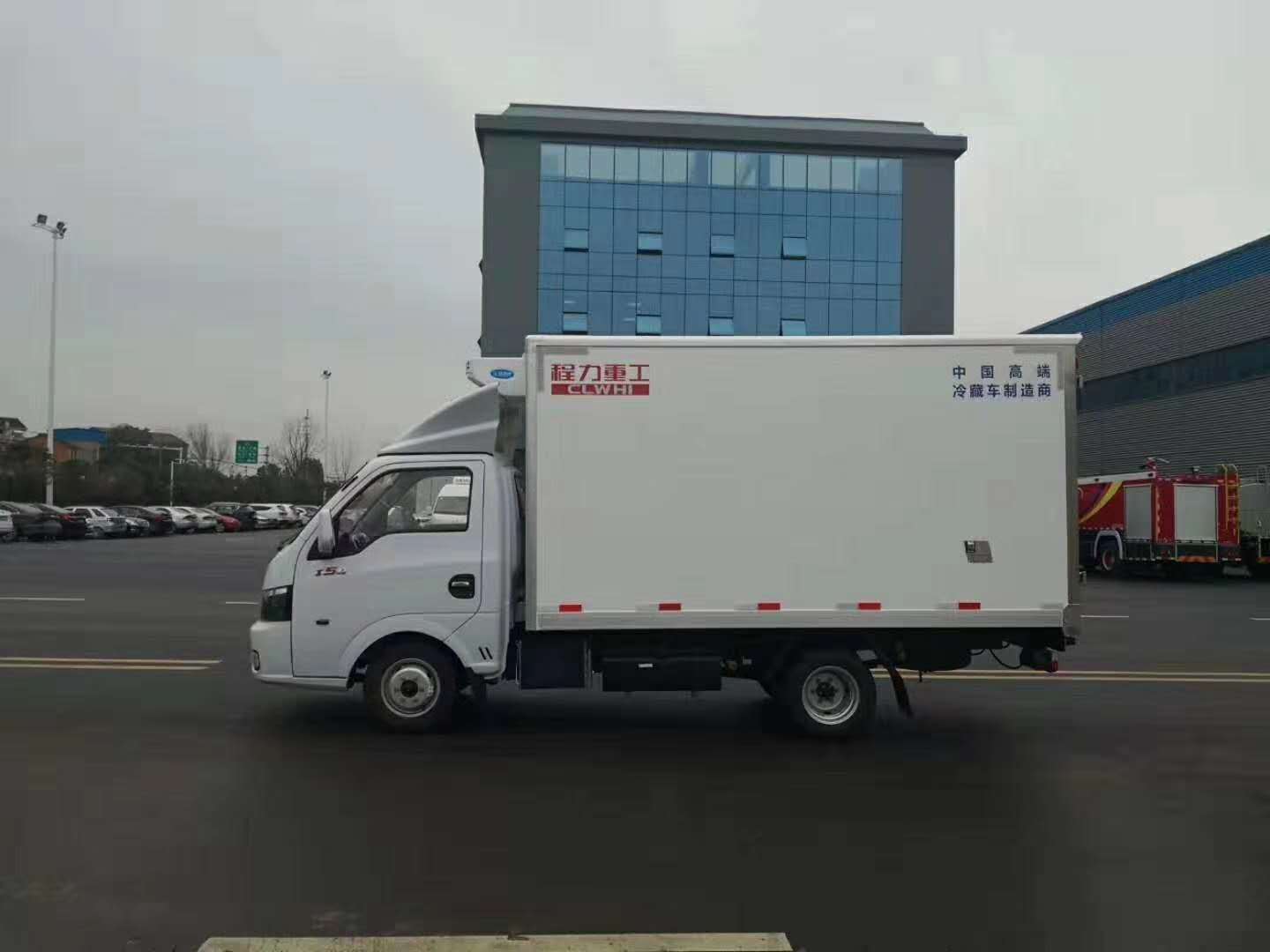 东风途逸3.5米货厢冷藏车