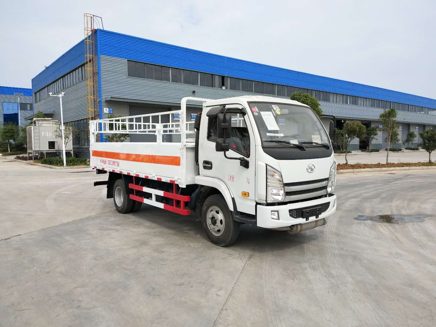 依维柯跃进4.2米蓝牌气瓶运输车