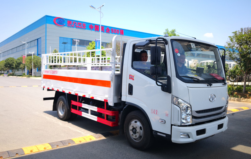 依维柯超越4.2米黄牌4.3吨气瓶运输车