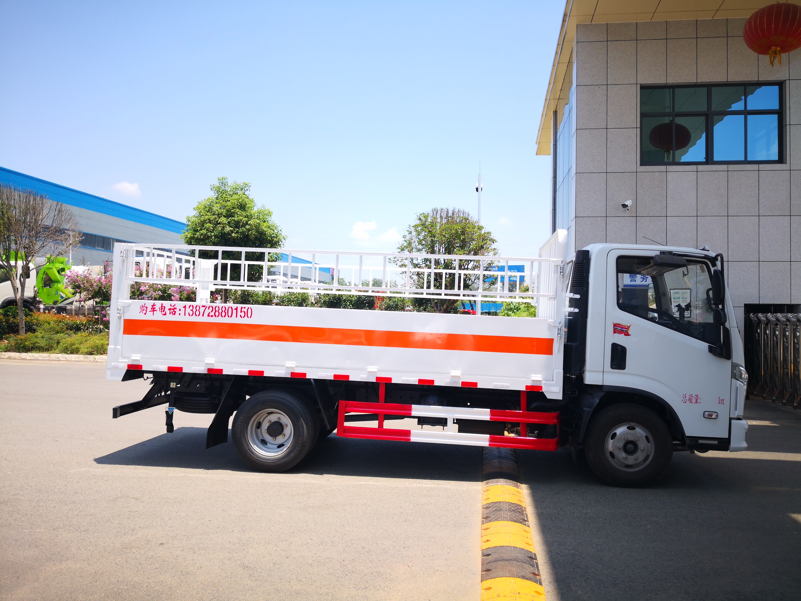 依维柯超越4.2米黄牌4.3吨气瓶运输车