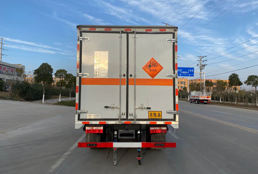 东风4.1米货厢爆破器材运输车