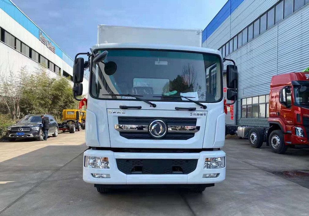 东风D9货厢6.8米/7.6米爆破器材车