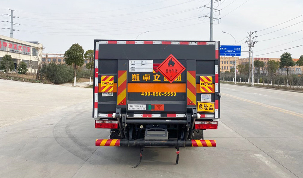 东风4.1米货厢气瓶运输车