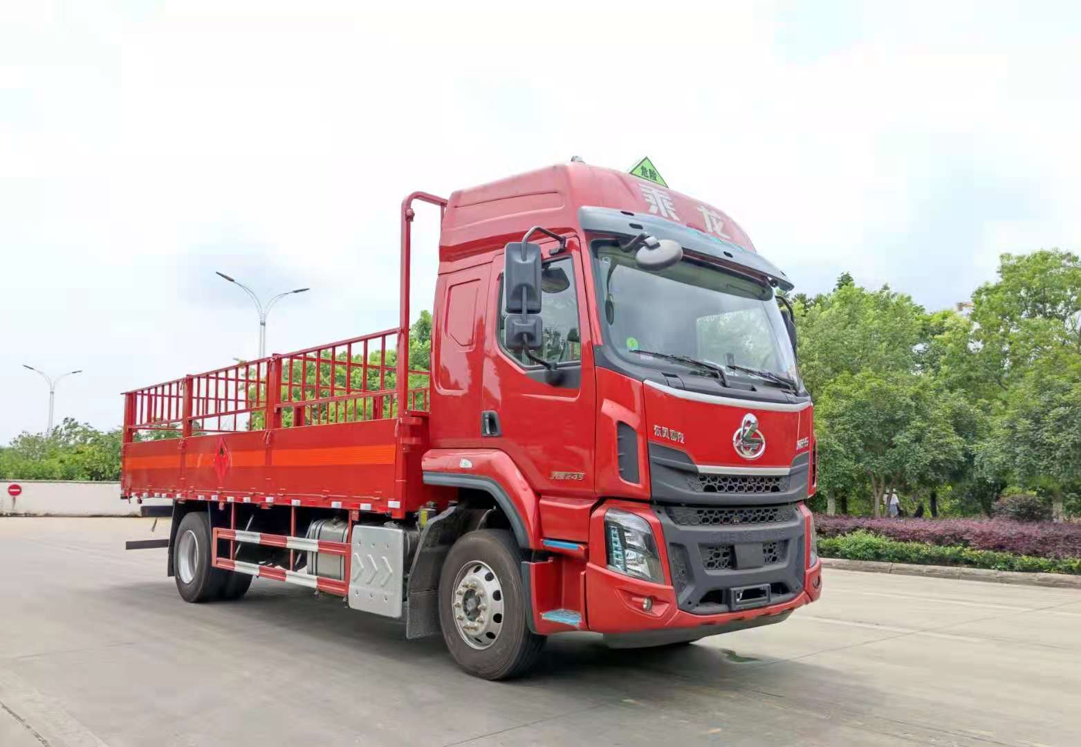 柳汽乘龙高顶双卧6.8米货厢气瓶运输车