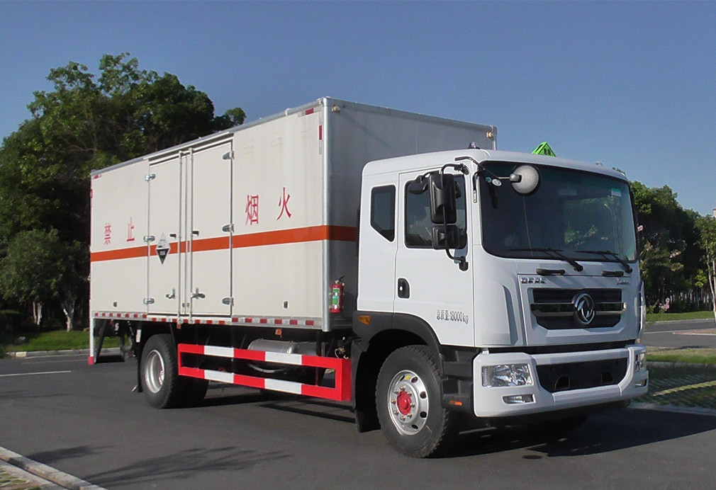 东风多利卡D9八类腐蚀品厢式车