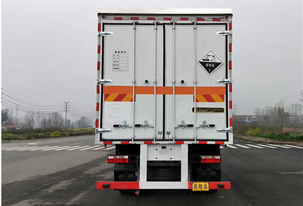 东风多利卡D9八类腐蚀品厢式车