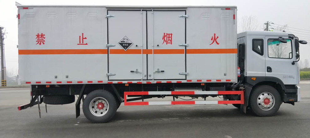 东风多利卡D9八类腐蚀品厢式车