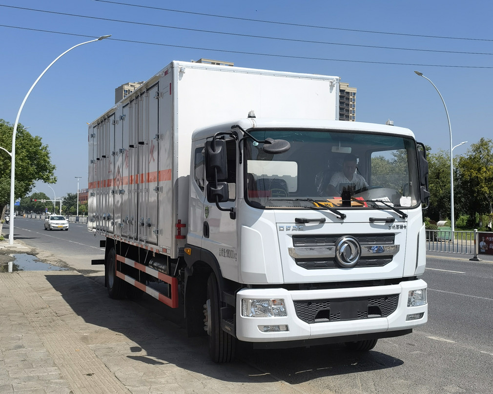 东风多利卡D9三类液体厢式车