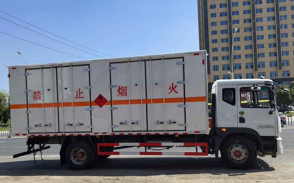 东风多利卡D9三类液体厢式车