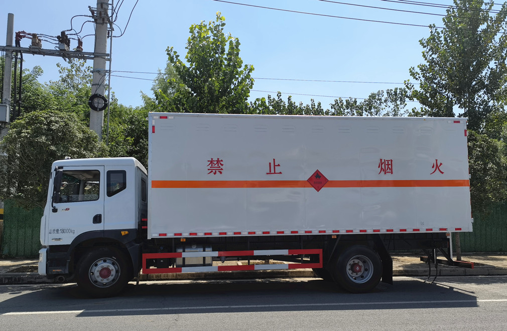 东风多利卡D9三类液体厢式车