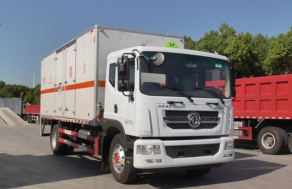 东风多利卡D9九类杂项危险品厢式车