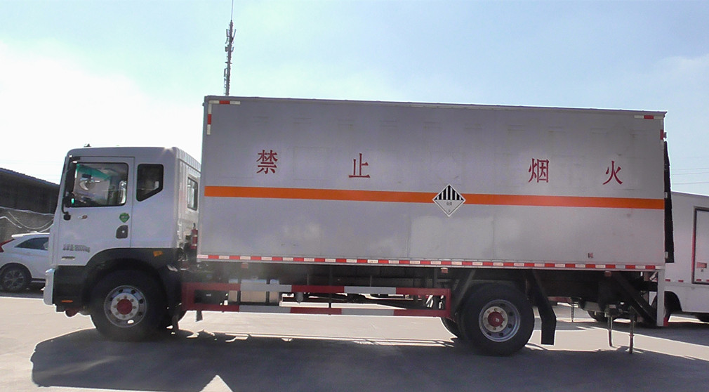 东风多利卡D9九类杂项危险品厢式车