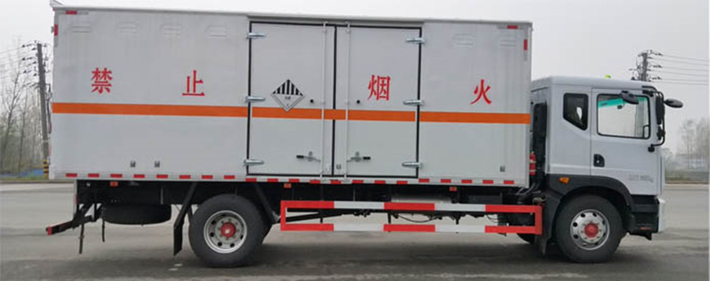 东风多利卡D9九类杂项危险品厢式车