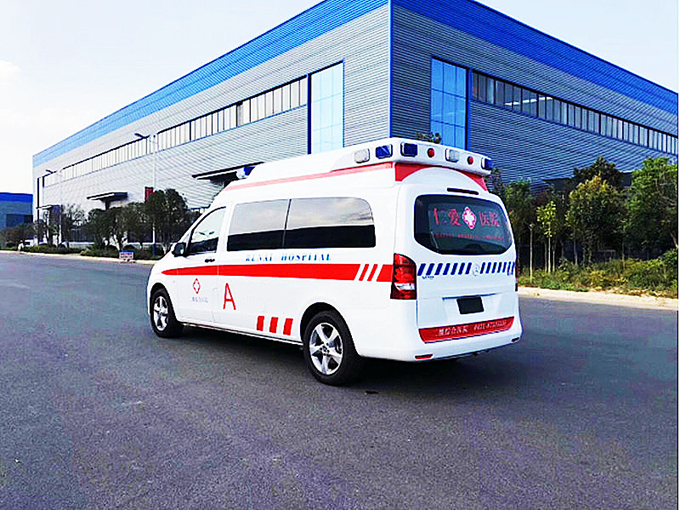 国六奔驰监护型救护车